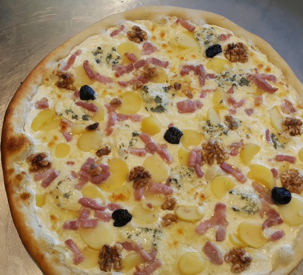 La Dauphinoise: crème fraiche, des lardons, du bleu, des pommes de terre, de la mozzarella et des noix.
top pizza mozza serre chevalier